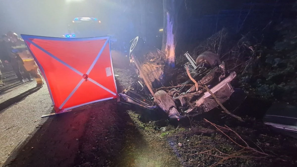 Tragiczny wypadek w Turobowicach (woj. łódzkie). Na drodze powiatowej w tej miejscowości doszło do dachowania samochodu osobowego. Auto prowadził 21-letni mężczyzna. Nie przeżył.