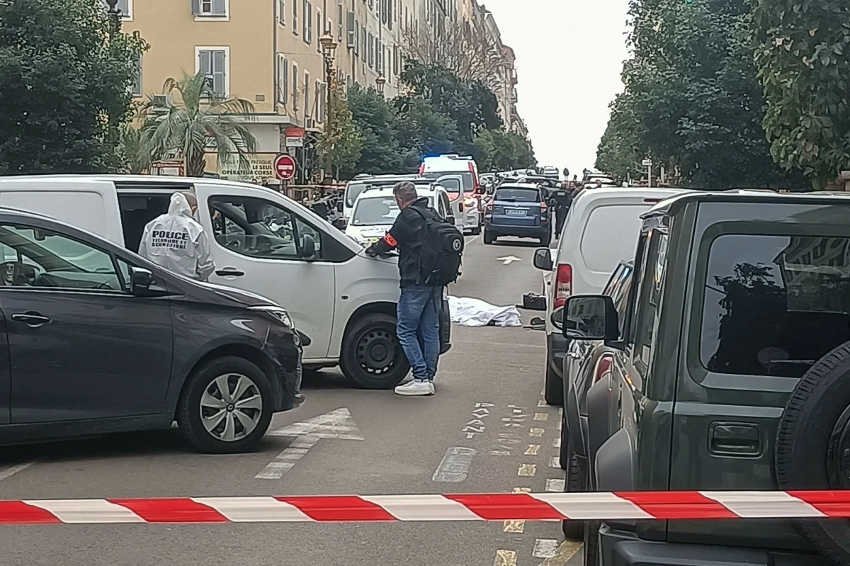 Policjanci zabili mężczyznę, który groził przechodniom i sprzedawcom nożem w centrum Ajaccio, stolicy Korsyki. W trakcie interwencji jeden z funkcjonariuszy został lekko ranny.