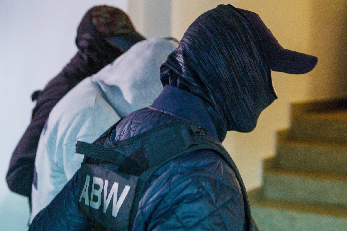 Sąd zdecydował o 3-miesięcznym areszcie wobec zatrzymanego przez ABW Polaka. Mężczyzna miał dokumentować kolejowe transporty sprzętu wojskowego. Przedstawiono mu zarzut zgłoszenia gotowości działania na rzecz obcego wywiadu - poinformował minister koordynator służb specjalnych Tomasz Siemoniak.