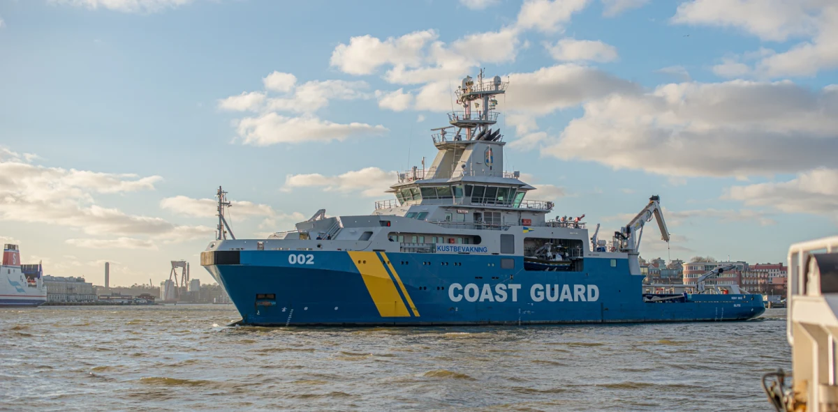 Rosyjski frachtowiec Adler uległ awarii u wybrzeży Szwecji na północ od cieśniny Sund. Statek ten w przeszłości był podejrzewany o przewożenie broni dla rosyjskich najemników w Afryce. Obecnie jednostka jest obserwowana przez szwedzką Straż Przybrzeżną.

