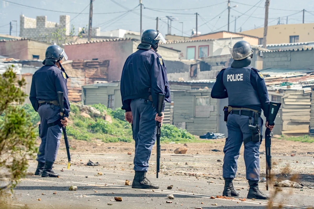 Wstrząsające wydarzenia rozegrały się w nocy z soboty na niedzielę w jednej z tawern w Bekkersdal, niedaleko Johannesburga w RPA. Około godziny 1:00 nad ranem lokalnego czasu, grupa uzbrojonych napastników otworzyła ogień do bawiących się tam osób. Jak podaje Nexta, tragiczny bilans to 10 ofiar śmiertelnych, w tym troje dzieci. Kolejne 10 osób zostało rannych.