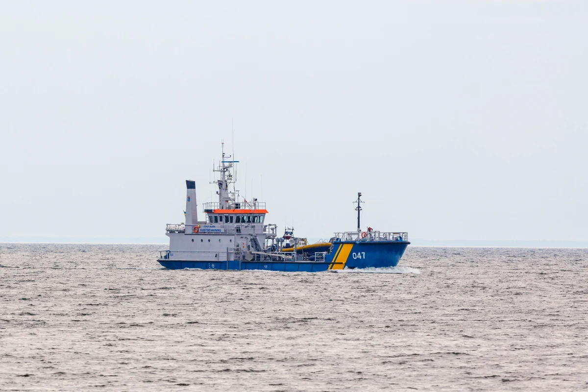 Szwedzcy celnicy i strażnicy graniczni weszli na pokład rosyjskiego statku Adler, który wczoraj wieczorem nadał sygnał SOS i zakotwiczył w pobliżu portu Hoeganaes – podaje portal Sydsvenskan. Do tej pory nie jest jasne, do jakiego portu docelowego płynie Adler, ani jaki przewozi ładunek.