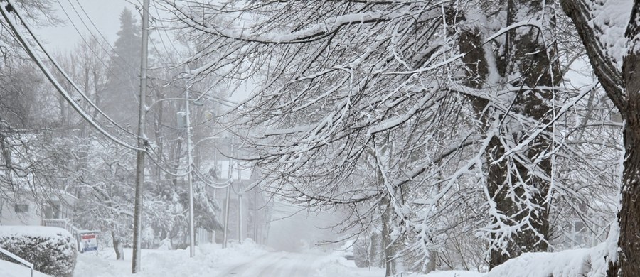 Końcówka 2025 roku przyniesie prawdziwie zimową aurę. Najnowsze prognozy meteorologiczne nie pozostawiają złudzeń – ostatnie dni grudnia oraz początek stycznia upłyną pod znakiem intensywnych opadów śniegu i silnych mrozów. Synoptycy ostrzegają, że mieszkańcy wielu regionów kraju powinni przygotować się na trudne warunki na drogach, a także na znaczne spadki temperatury.
