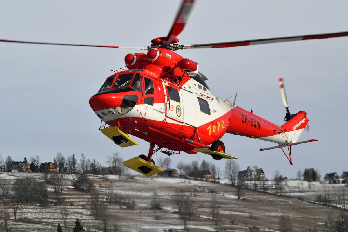 Turysta walczy o życie po upadku podczas schodzenia z Rysów