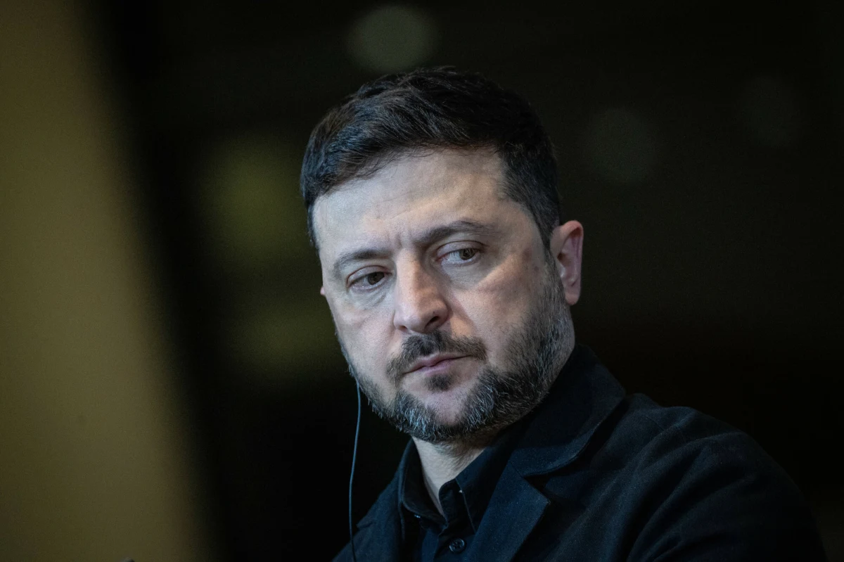 Prezydent Ukrainy Wołodymyr Zełenski wystosował w niedzielę apel do przywódców europejskich o rozszerzenie konsultacji i wspólne działania. Jego słowa wybrzmiały po zakończeniu kolejnej rundy negocjacji między przedstawicielami Ukrainy i Stanów Zjednoczonych, które odbyły się w Miami, w sprawie zakończenia wojny w Ukrainie. Wcześniej prezydent Ukrainy zaznaczył, że pokój jest lepszy od wojny, "ale nie za wszelką cenę".