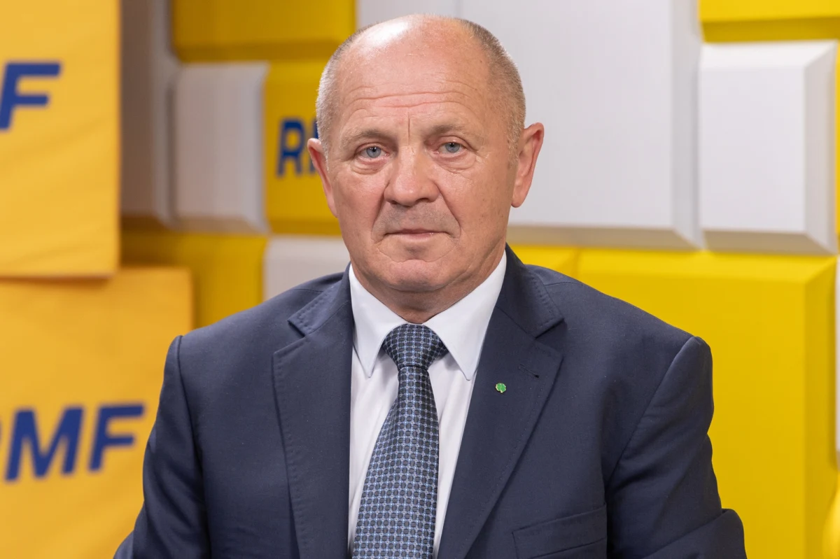 Czy odroczenie podpisania umowy z krajami Mercosur do 12 stycznia to unik przewodniczącej KE Ursuli von der Leyen? Chce w ten sposób wygasić protesty rolników w Brukseli i uspokoić nastroje w krajach sprzeciwiających się? Czy Włochy dołączą do państw blokujących? Jakie osłony dla polskich rolników należy wprowadzić i czy uda się je przeforsować do 12 stycznia? Z Markiem Sawickim, posłem Polskiego Stronnictwa Ludowego, gościem Rozmowy o 7:00 w Radiu RMF24, porozmawiamy też o wizycie Wołodymyra Zelenskiego w Warszawie. Czy ukraiński prezydent dotrzyma zobowiązań ws. ekshumacji na Wołyniu? Zapraszamy