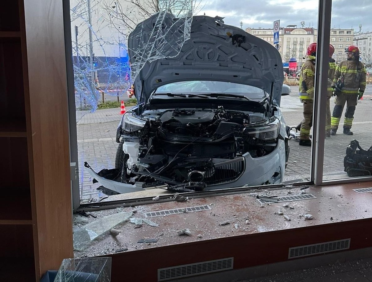 ​Samochód wjechał w witrynę restauracji w Gdyni. Są poszkodowani