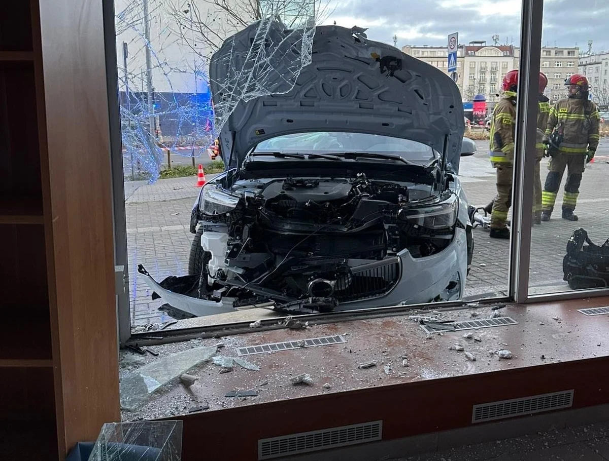 71-letni kierowca wjechał w witrynę restauracji przy ulicy Władysława IV w Gdyni. Dwie osoby trafiły do szpitala - informują reporterzy RMF FM. 