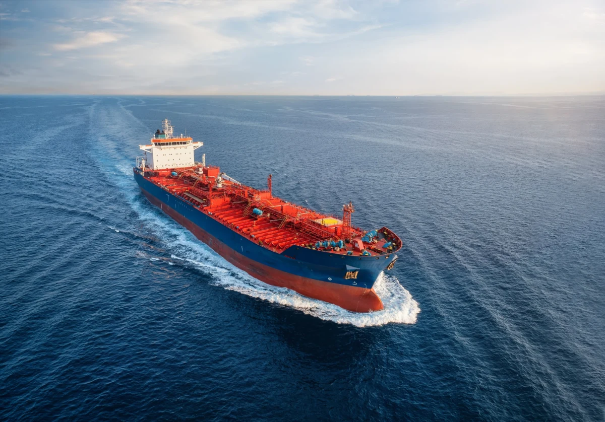 Straż Przybrzeżna USA ściga tankowiec na wodach międzynarodowych w pobliżu Wenezueli - poinformowała w niedzielę agencję Reutera, powołując się na amerykańskich urzędników. To już druga taka operacja w ten weekend. Kilka dni temu prezydent USA Donald Trump ogłosił "blokadę" objętych sankcjami tankowców, które wpływają do Wenezueli i opuszczają kraj. Zatrzymywanie statków przez Amerykanów wenezuelski rząd określił jako "poważny akt międzynarodowego piractwa".