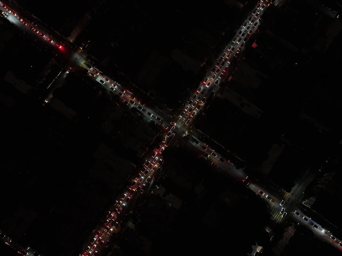 ​San Francisco pogrążyło się w ciemnościach na kilka godzin w wyniku awarii zasilania w mieście, która nastąpiła w sobotnie popołudnie. W szczytowym momencie bez prądu było ok. 130 tys. mieszkańców. Awaria wymusiła zamknięcie części firm i spowodowała poważne utrudnienia w ruchu. Przyczyną był pożar w stacji transformatorowej - podała telewizja ABC News, powołując się na oświadczenie operatora sieci Pacific Gas and Electric.