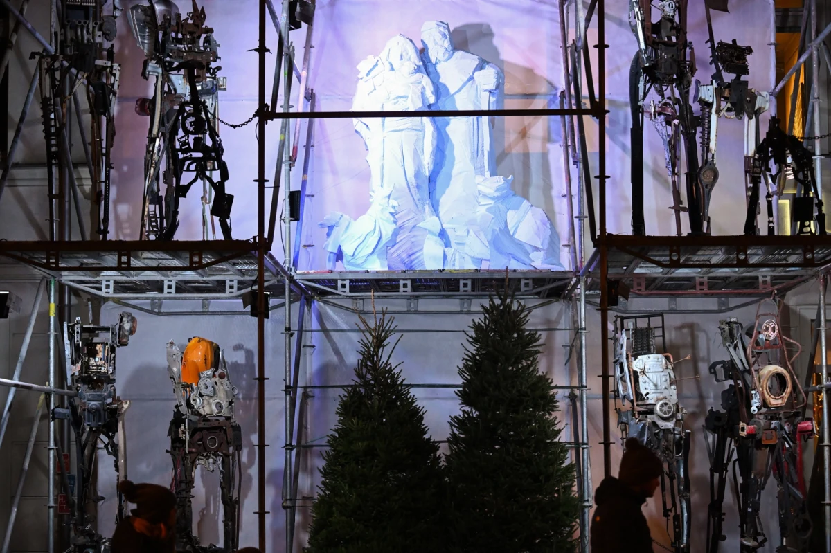 Przed Oliwskim Ratuszem Kultury w Gdańsku stanęła szopka przygotowana przez artystów związanych z Akademią Sztuk Pięknych. Instalacja została wykonana m.in. z metalu z recyklingu i ma komentować współczesną rzeczywistość, a także skłaniać odbiorców do refleksji. Postaci z metalu celowo są "pokraczne, niepiękne", bo "taki jest dzisiejszy świat" - tłumaczył Czesław Podleśny, jeden z autorów. Sobotnie odsłonięcie szopki połączono z międzywyznaniową wigilią, w której uczestniczyli również przedstawiciele władz miasta.