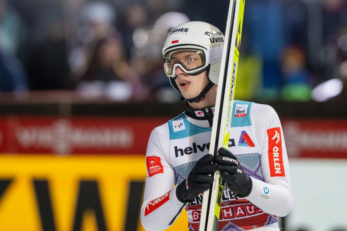 Kacper Tomasiak, Paweł Wąsek, Kamil Stoch, Maciej Kot i Piotr Żyła będą reprezentować Polskę w rozpoczynającym się 28 grudnia Turnieju Czterech Skoczni - zdecydował trener kadry Maciej Maciusiak po niedzielnym konkursie Pucharu Świata w Engelbergu. Zabrakło miejsca dla jednego z byłych zwycięzców tej prestiżowej imprezy Dawida Kubackiego.