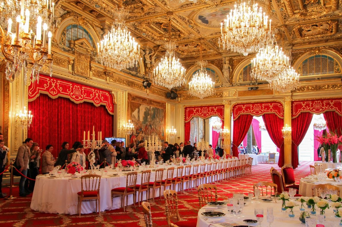 Ukradł zastawę stołową z Pałacu Elizejskiego. "Poniosła go jego pasja"