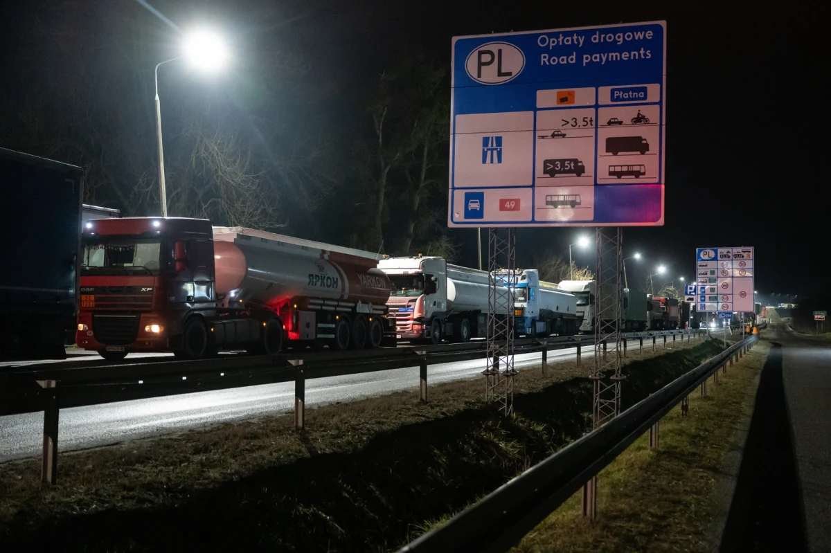 Na przejściu granicznym w Dorohusku (Lubelskie) w niedzielę wieczorem kolejka tirów ciągnęła się przez kilkanaście kilometrów. Utknęło w niej co najmniej kilkaset ciężarówek. Czas oczekiwania na rozpoczęcie odprawy w tym miejscu wynosi co najmniej 33 godziny - relacjonuje reporter RMF FM Michał Krasoń.

