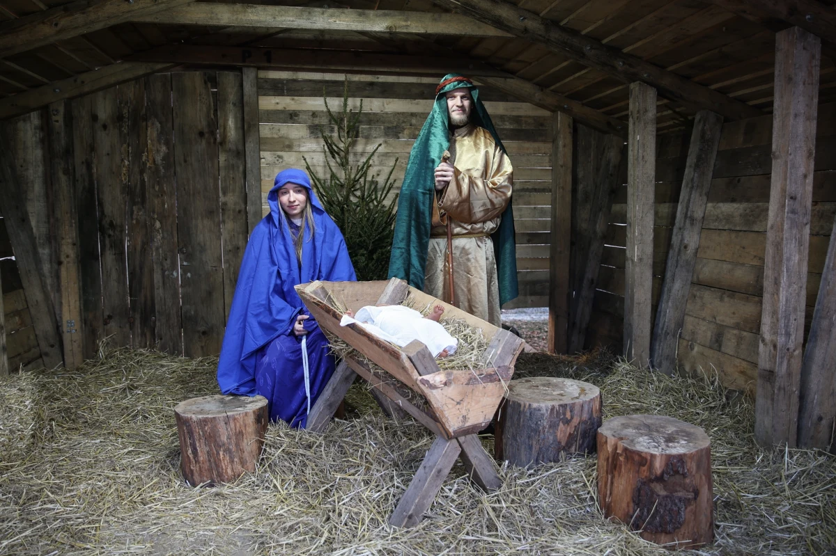 W święta Bożego Narodzenia mieszkańcy i turyści odwiedzający Kraków będą mieli okazję zobaczyć wyjątkową żywą szopkę przy bazylice franciszkanów. To coroczne wydarzenie, które od lat gromadzi krakowian i gości, stanie się okazją do wspólnego kolędowania, modlitwy oraz spotkań z duchownymi.