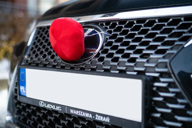 Świąteczne ozdoby na samochód. Czy policjant może nam wystawić mandat?