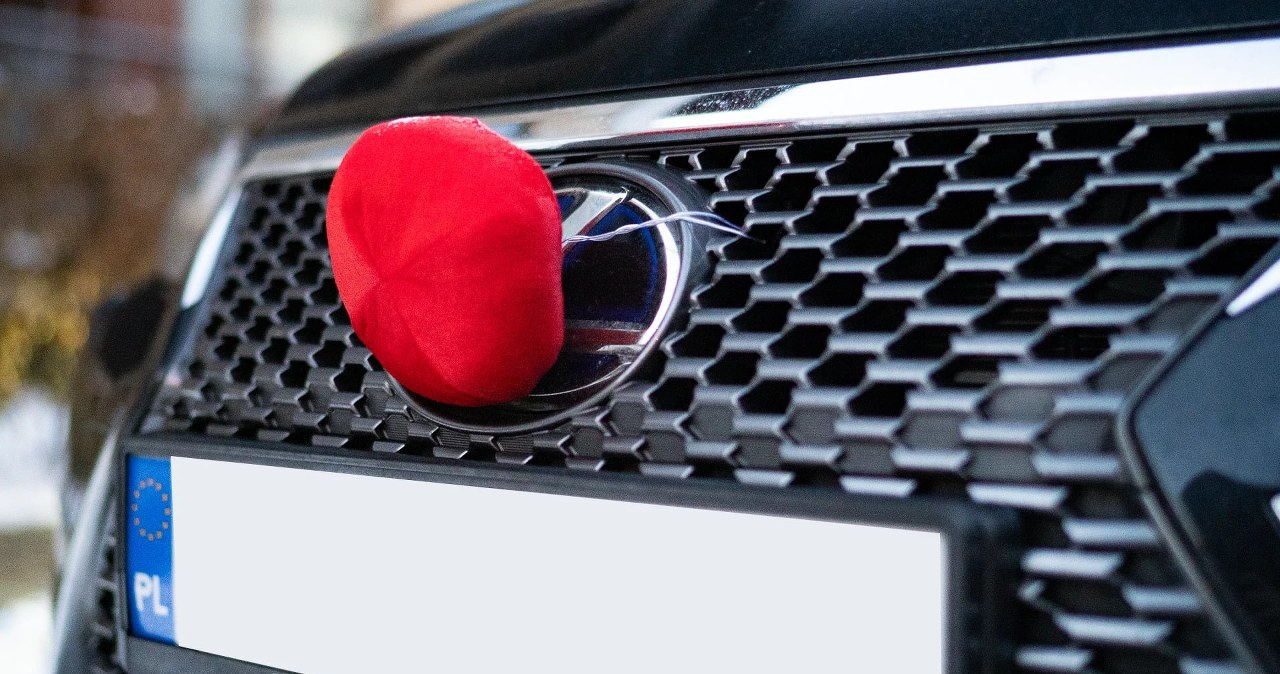 Świąteczne ozdoby na samochód. Czy policjant może nam wystawić mandat?