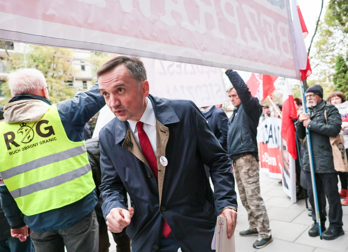 Po godz. 10 Sąd Rejonowy dla Warszawy-Mokotowa rozpoczął rozpatrywanie wniosku Prokuratury Krajowej ws. aresztowania byłego ministra sprawiedliwości, posła PiS Zbigniewa Ziobry. Niespełna godzinę później sąd ogłosił przerwę w posiedzeniu. Po kilkunastu minutach przekazano, że sąd odroczył posiedzenie do 15 stycznia. Sprawa ma związek ze śledztwem ws. ustawiania konkursów na wielomilionowe dotacje z Funduszu Sprawiedliwości. Prokuratura chce trzymiesięcznego aresztu dla byłego ministra sprawiedliwości. Uzasadnia to m.in. obawą utrudniania przez niego śledztwa. Były minister nie pojawił się w sądzie. Zamieścił natomiast wpis na platformie X. Poinformował, że składa zawiadomienie o podejrzeniu popełnienia przestępstwa przez ministra sprawiedliwości Waldemara Żurka.