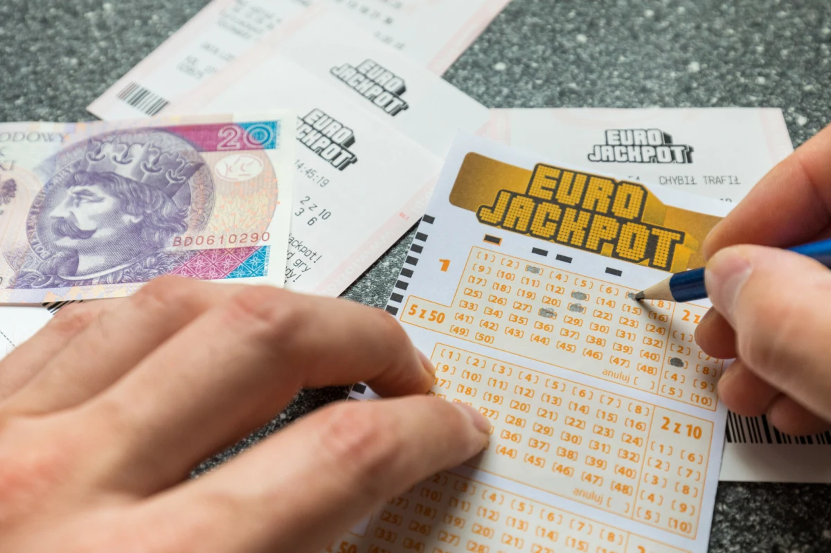 Ponad 2,8 miliona złotych wygrał w piątkowym losowaniu Eurojackpot gracz z Polski! Wiadomo, że to osoba, która odwiedziła punkt Lotto w Czerwieńsku (woj. lubuskie).