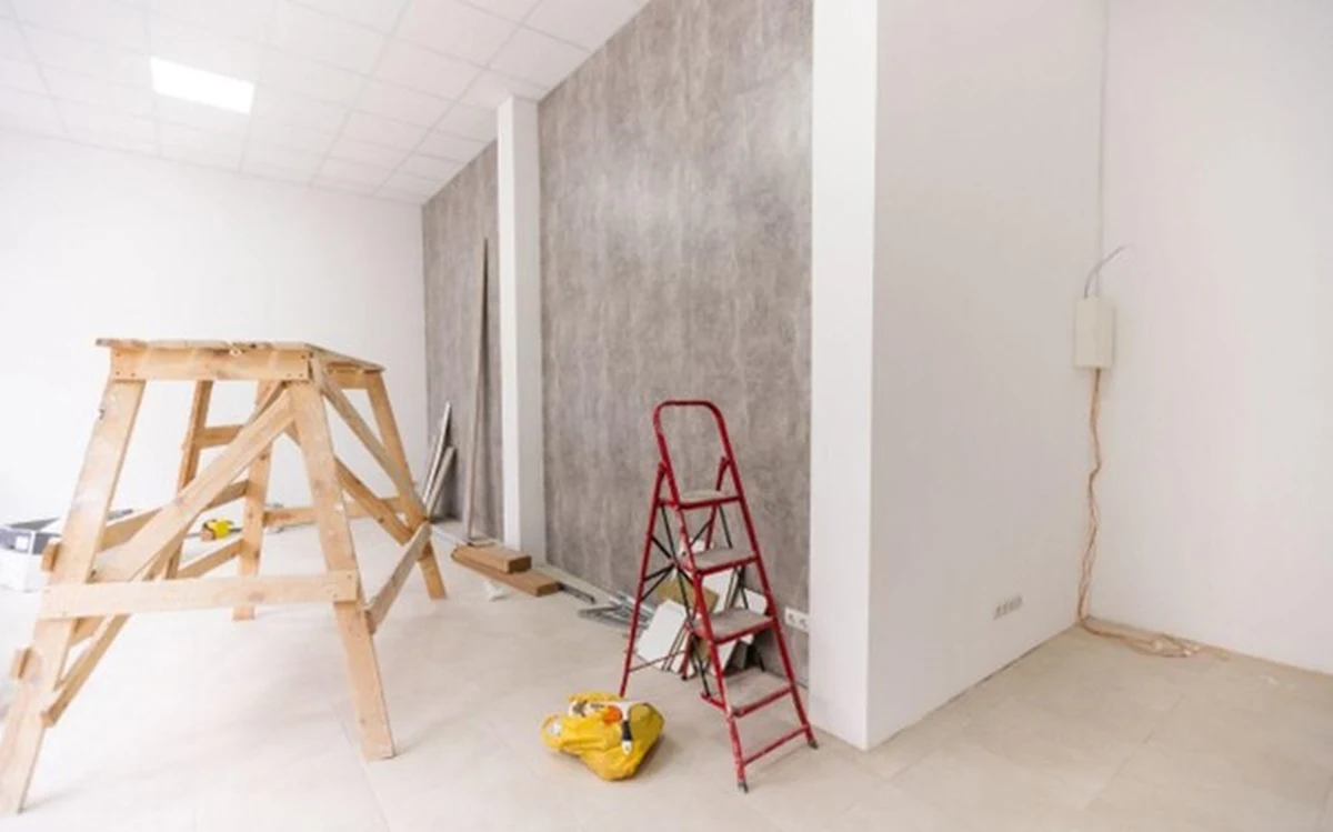 Prace remontowe nieodłącznie wiążą się z powstawaniem dużych ilości odpadów – gruzu, starych mebli, zużytej armatury czy opakowań po materiałach budowlanych. Wyrzucenie ich do zwykłego kontenera na śmieci nie tylko jest nielegalne, ale też grozi wysokimi karami. Jak zatem pozbyć się ich zgodnie z przepisami i bez zbędnych komplikacji? W tym artykule podpowiadamy, jak sprawnie i zgodnie z prawem uporać się z odpadami po remoncie.