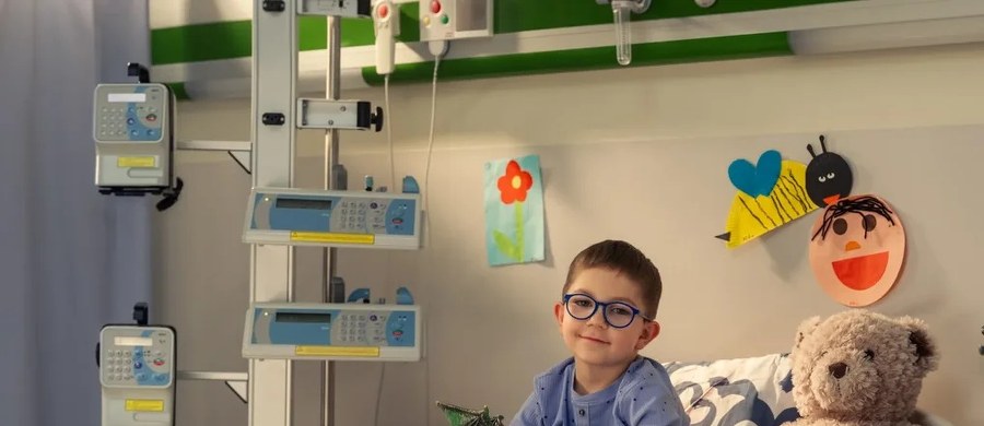 Gdy rodzice Ludwika usłyszeli diagnozę "ostra białaczka szpikowa", ich codzienność zatrzymała się w miejscu. Długie miesiące izolacji, strach, ale też niezwykła solidarność ludzi dobrej woli sprawiły, że dziś chłopiec znów może bawić się z rówieśnikami. Jego mama powtarza: "Fundacja DKMS uruchomiła lawinę dobra". Ta historia pokazuje, że Twój 1,5% podatku i wsparcie Fundacji DKMS naprawdę może odmienić życie rodziny, która walczy o zdrowie dziecka.