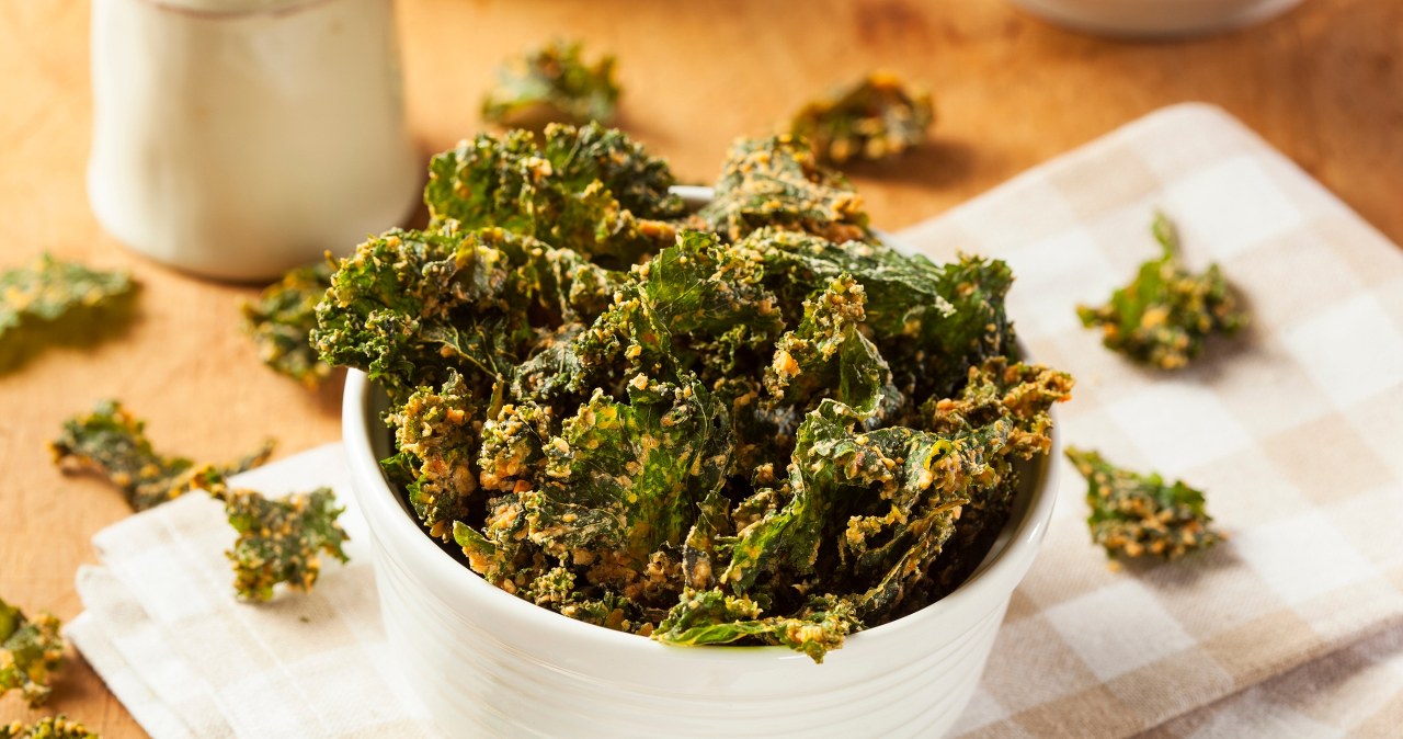 Chrupiesz je na diecie, a mogą tuczyć. Prawda o chipsach z jarmużu