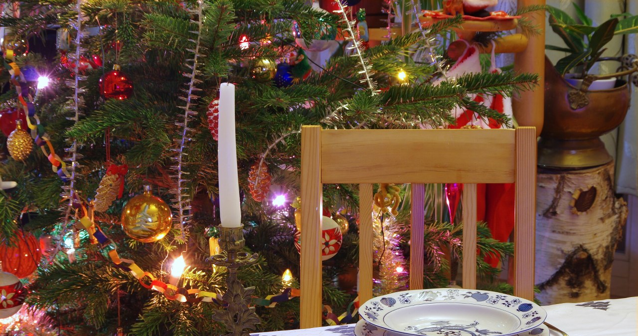 Puste miejsce przy stole wigilijnym. Co byś zrobił, gdyby ktoś zapukał?