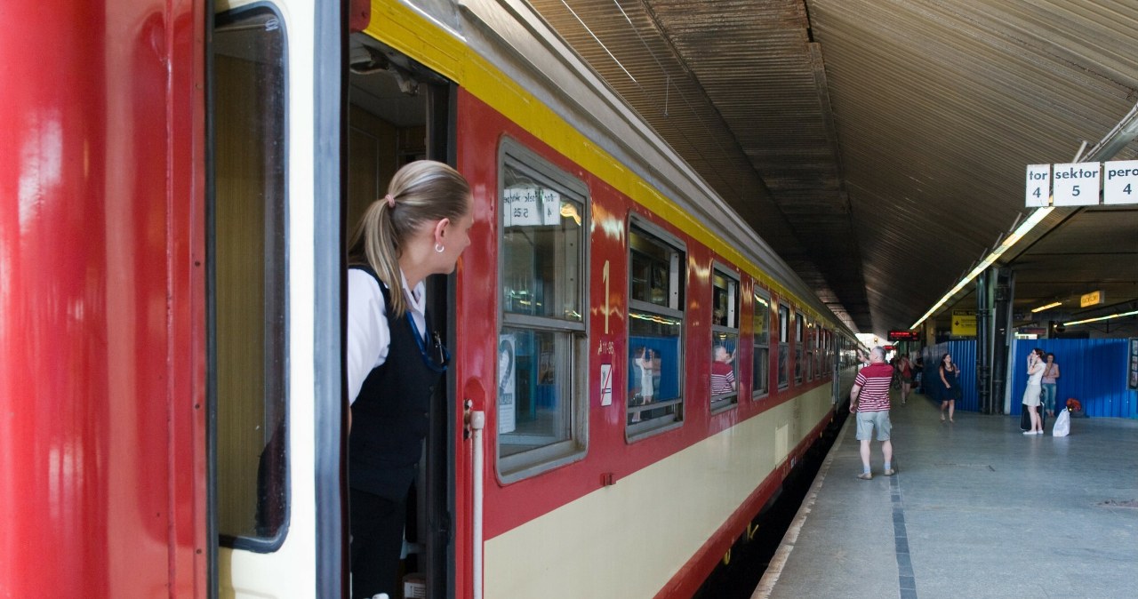 Kraciaste siedzenia i zasłonki z PRL wracają. PKP pokazało wagon retro