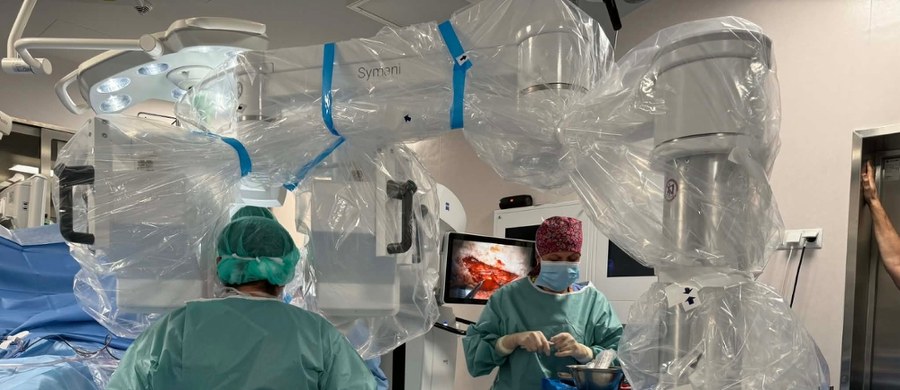 Robot SYMANI może 20-krotnie spowolnić ruch ręki operatora - eliminując nawet minimalne jej drżenie. Pierwsza operacja w Wojskowym Szpitalu Klinicznym w Krakowie już za nim i daje nadzieję na nowy rozdział w rozwoju tamtejszej mikrochirurgii. 