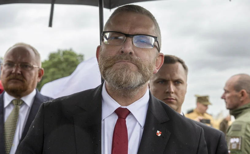 Partia Brauna może mieć problem. Niemal połowa Polaków za delegalizacją