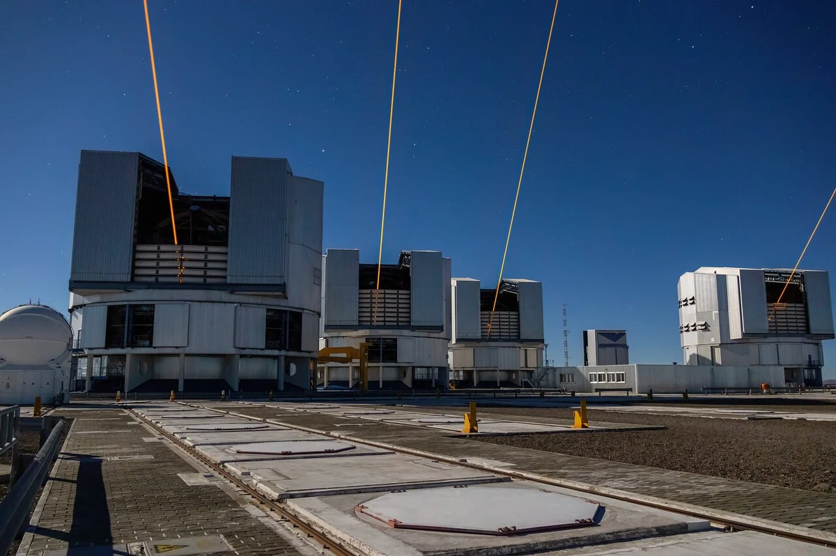 Bardzo Duży teleskop VLT Europejskiego Obserwatorium Południowego na Cerro Paranal w Chile osiągnął w listopadzie nowy poziom swoich możliwości. Pomyślnie zakończyły się prace nad wyposażeniem wszystkich czterech Teleskopów Głównych w aparaturę laserową dla optyki adaptacyjnej. Każdy z laserów jest używany do wytworzenia w górnych warstwach atmosfery sztucznej gwiazdy, której obraz astronomowie wykorzystują do monitorowania i korygowania rozmycia związanego z turbulencjami atmosfery. To odblokuje olbrzymią moc obserwacyjną zestawu teleskopów VLT. Ponadto, jak dotychczas w przypadku niektórych Teleskopów Głównych, lasery będą stosowane przy obserwacjach prowadzonych indywidualnie. 