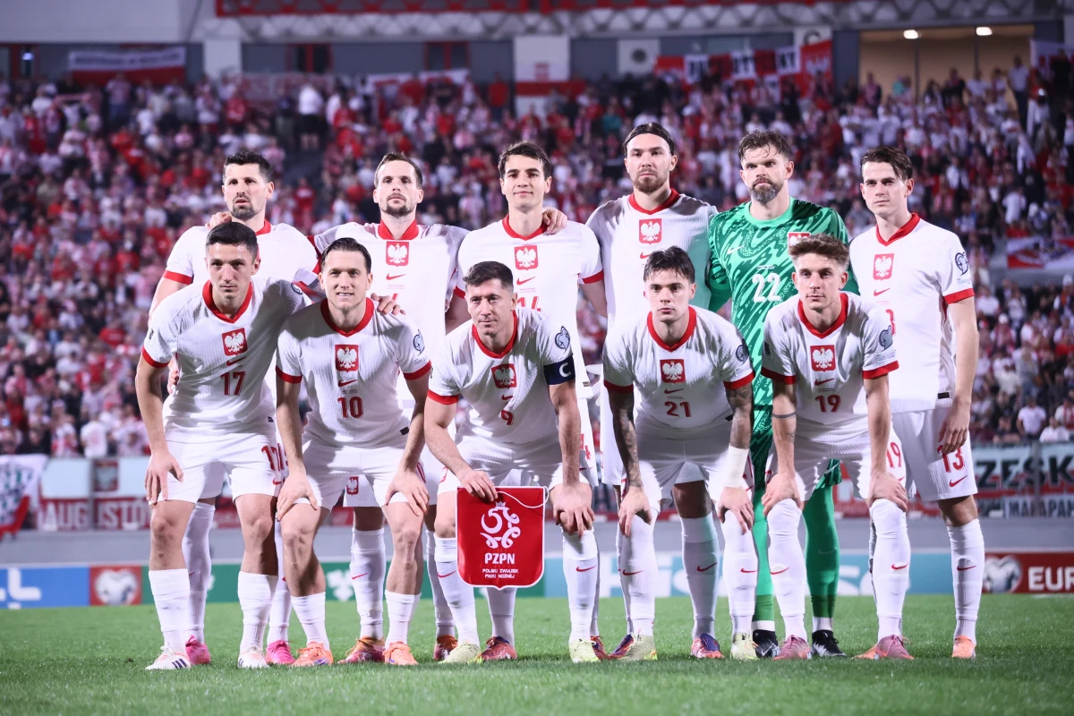 Reprezentacja Polski utrzymała 31. miejsce w najnowszym rankingu FIFA opublikowanym w poniedziałek. Liderem zestawienia od września pozostaje Hiszpania. Drugie miejsce zajmuje Argentyna, a trzecia jest Francja.