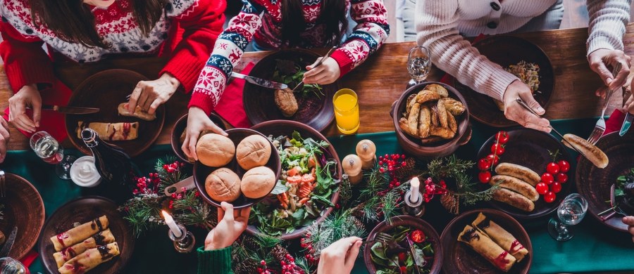 Nawet, jeżeli obiecujemy sobie, że tym razem będzie inaczej - to i tak zwykle w święta jemy zdecydowanie za dużo. Do czasu, aż organizm powie: STOP. Tymczasem, żyjemy w czasach, w których jest nadmiar produktów i nie musimy już czekać na Wigilię, żeby najeść się do syta. Przy stole warto tylko symbolicznie skosztować dwunastu potraw i rozłożyć je sobie na kilka dni.