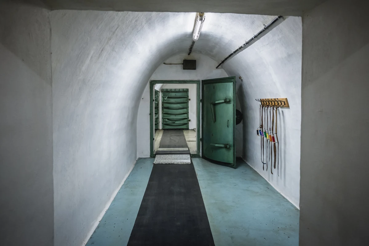 Ministerstwo Spraw Wewnętrznych i Administracji uruchomiło nową aplikację "Gdzie się ukryć", która ma pomóc Polakom znaleźć najbliższe miejsca schronienia w razie zagrożenia. Niestety, jak informuje dziennikarz RMF FM Krzysztof Berenda - aplikacja ma spore problemy i wielu miejsc nie da się wyszukać.