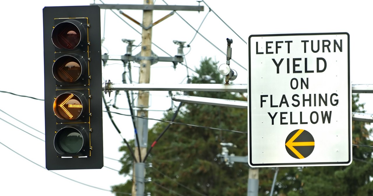 Żółta strzałka na sygnalizatorach ułatwia jazdę. Co oznacza?