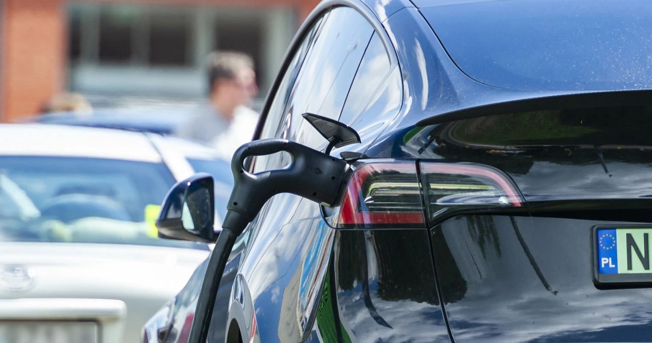 Ile kosztuje w Polsce ładowanie samochodu elektrycznego? Różnice są ogromne
