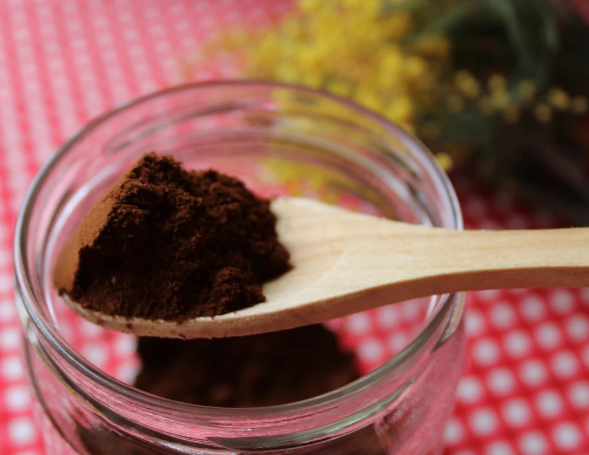 Stary, kuchenny odpad czy sprytny sposób na walkę z zabrudzeniami i nieprzyjemnymi zapachami? Coraz częściej Polacy sięgają po fusy po kawie nie tylko w kuchni, ale także… w łazience. Czy wrzucenie łyżki fusów do toalety naprawdę działa? Przekonaj się, jak ten prosty trik podbija polskie domy i jakie jeszcze zastosowania mają resztki po porannej kawie!