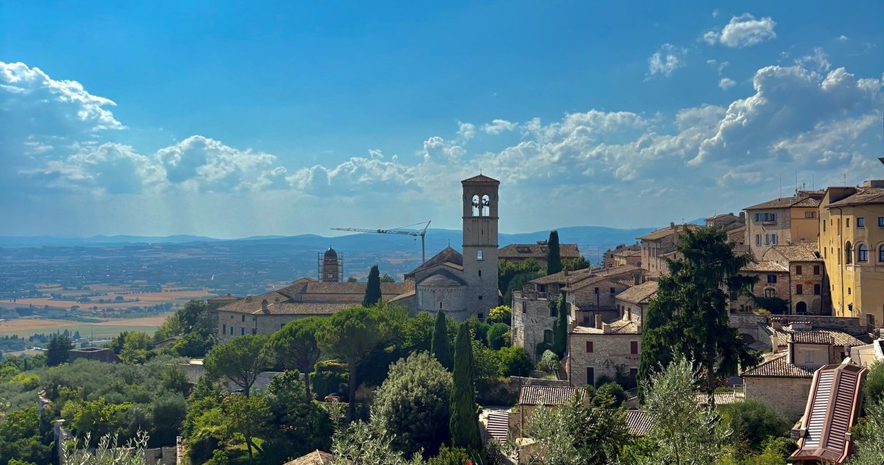 Miasto na zboczu góry przyciąga tłumy. Ukryta perła Włoch