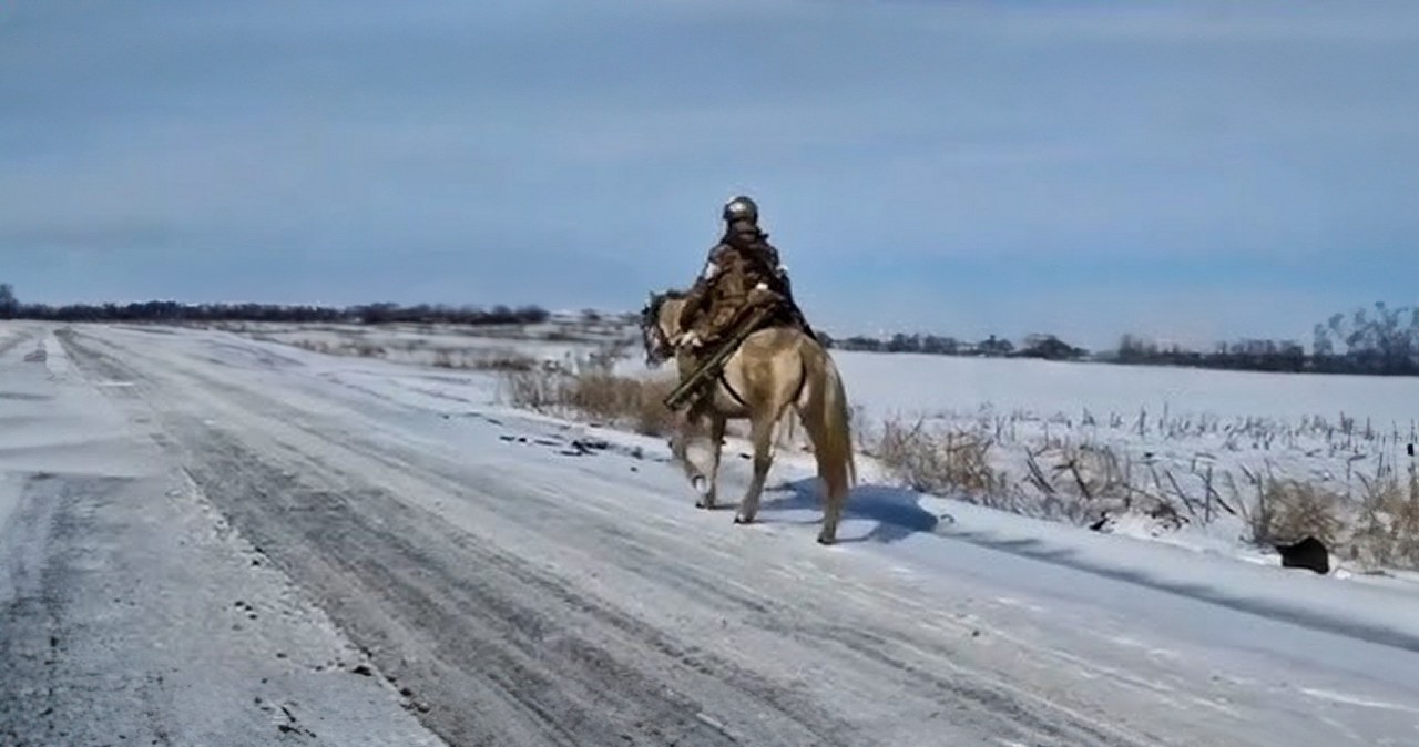 Rosjanie zaatakowali konno ukraińskie pozycje. gwałtownie tego pożałowali