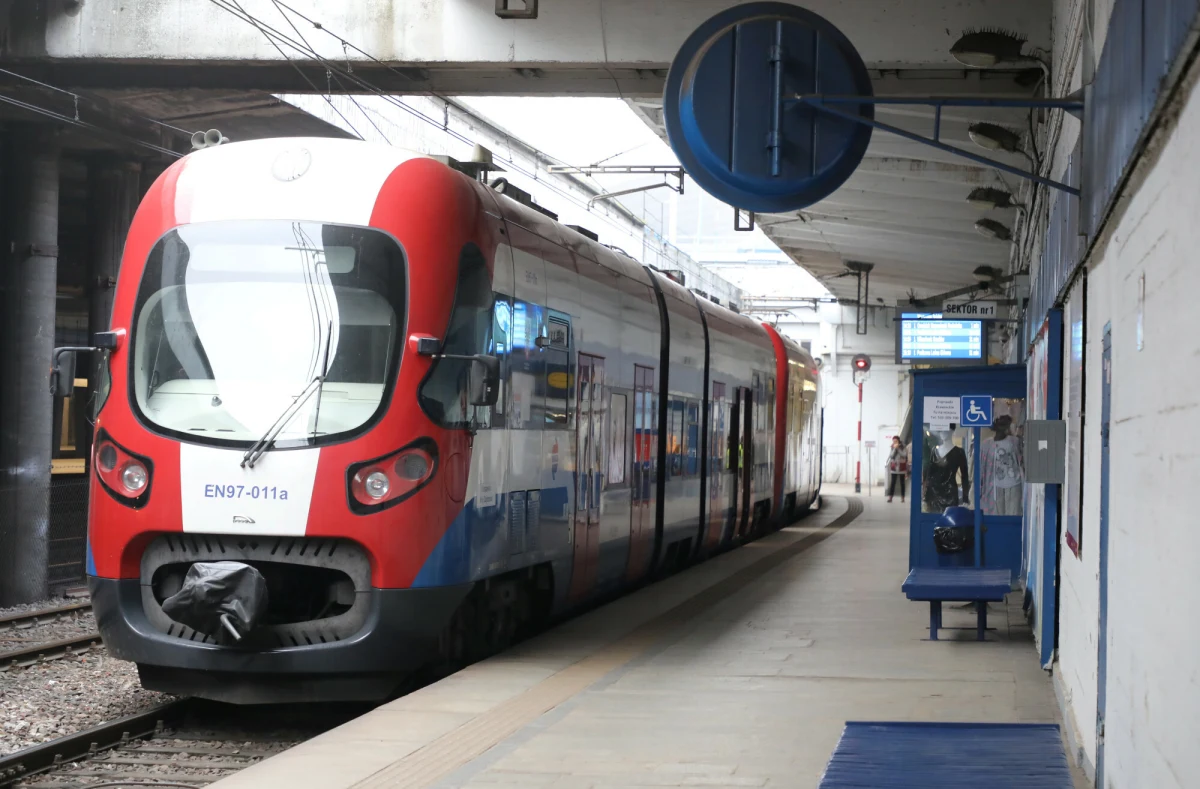 ​Na stacji Warszawa Śródmieście WKD doszło do zderzenia dwóch pociągów. W wyniku wypadku ruch kolejowy został wstrzymany, a pasażerowie muszą liczyć się z poważnymi utrudnieniami. Kilka osób zostało poszkodowanych.