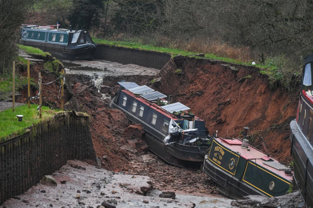 W hrabstwie Shropshire w Wielkiej Brytanii doszło do poważnego incydentu na kanale Llangollen. W wyniku osunięcia nasypu powstała ogromna wyrwa, do której wpadły łodzie, a woda z kanału zalała okoliczne pola. Służby ratunkowe ewakuowały kilkanaście osób, a na miejscu pracuje kilkudziesięciu strażaków. Na razie nie ma informacji o ofiarach.
