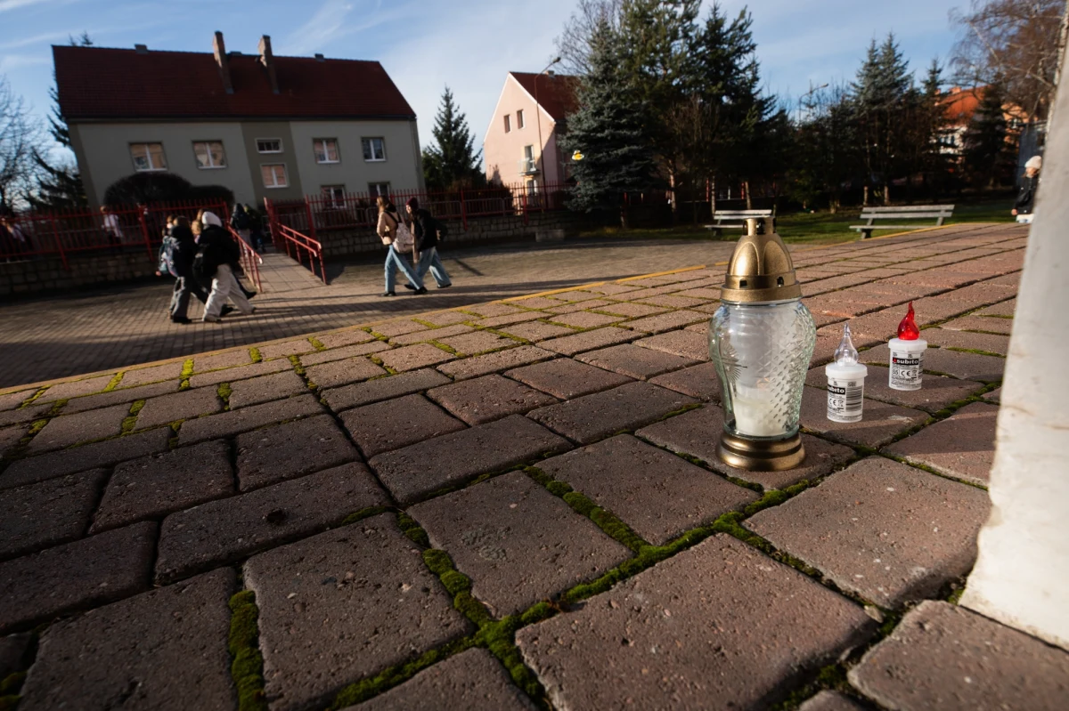Po tragicznym zdarzeniu w Jeleniej Górze, w wyniku którego zginęła 11-letnia dziewczynka, dolnośląska policja poinformowała o ustaleniu dwóch osób podejrzanych o publikowanie w sieci treści nawołujących do nienawiści na tle narodowościowym. Funkcjonariusze podkreślają, że w internecie pojawiło się wiele nieprawdziwych informacji, mających na celu dezinformację i podsycanie wrogości.