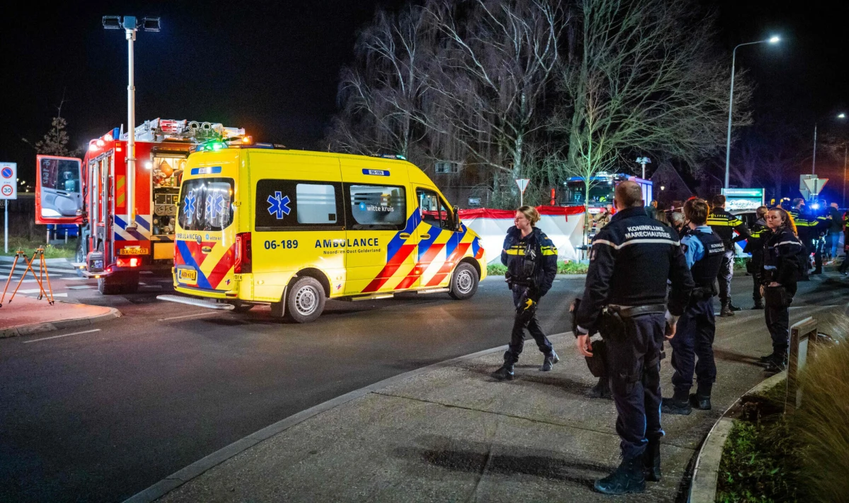 Dramatyczne sceny rozegrały się w poniedziałkowy wieczór w holenderskim Nunspeet. Co najmniej dziewięć osób zostało rannych, w tym trzy ciężko, po tym, jak 56-letnia kobieta wjechała samochodem w tłum podczas corocznej parady świątecznych pojazdów. Policja na razie wyklucza celowe działanie sprawcy.