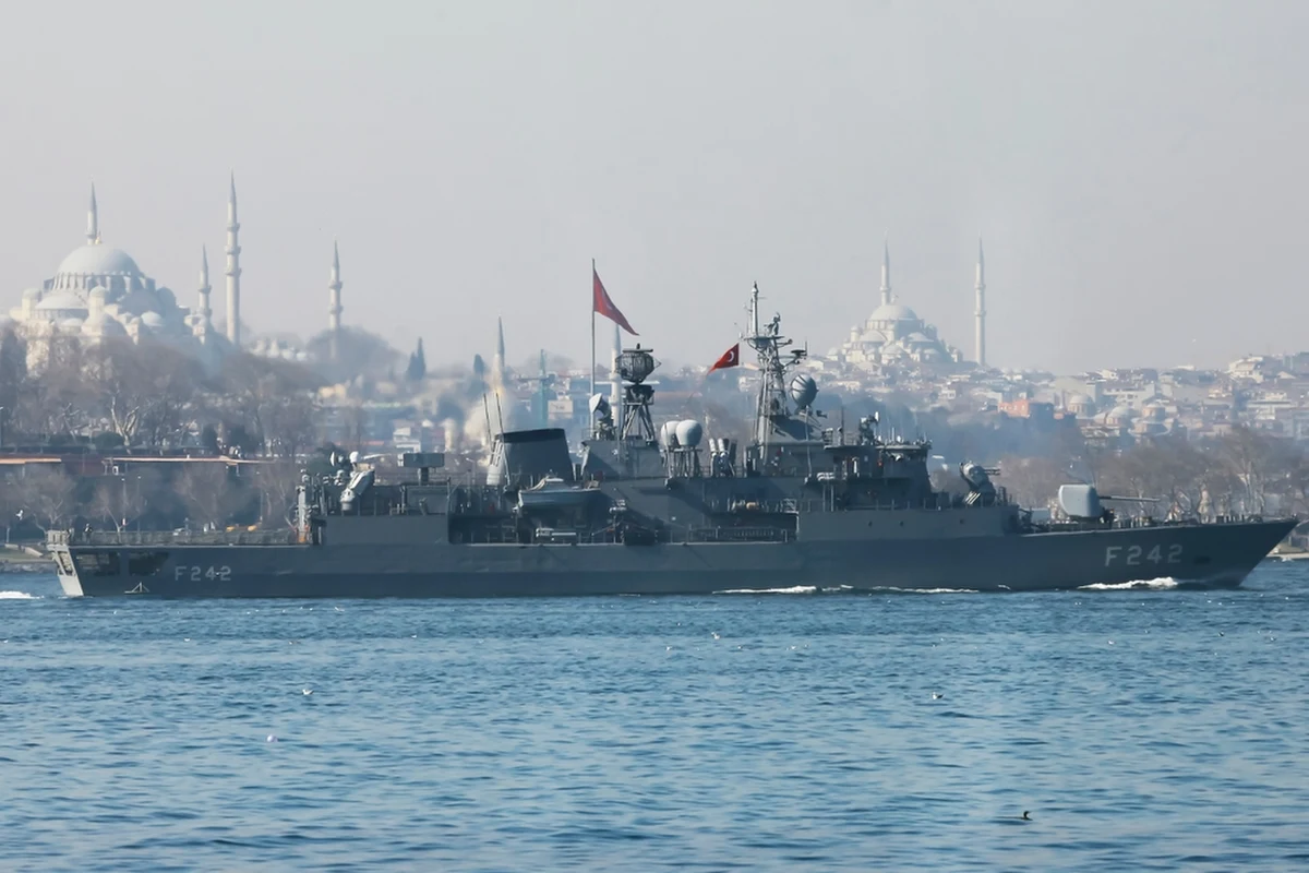 Prezydent Turcji Recep Tayyip Erdogan ogłosił rozpoczęcie budowy 300-metrowego lotniskowca, który ma być jednym z największych okrętów tego typu na świecie. Nowy projekt to sygnał, że Turcja zamierza dołączyć do elitarnego grona państw zdolnych do budowy i eksploatacji zaawansowanych grup uderzeniowych lotniskowców. Erdogan poinformował także, że w tureckich stoczniach powstaje obecnie 39 okrętów wojennych jednocześnie.