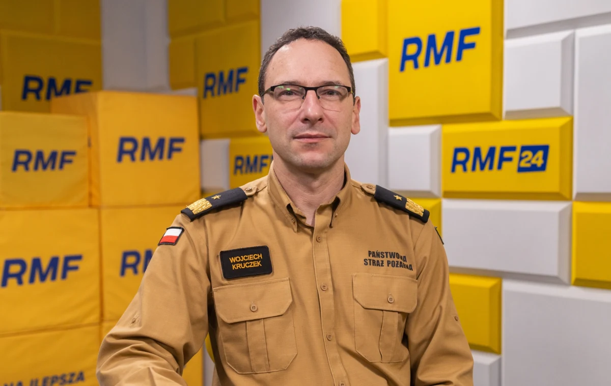 W pierwszym kwartale 2026 r. aplikacja "Gdzie się ukryć" zostanie podpięta do mObywatela - zapowiedział w Rozmowie o 7:00 w Radiu RMF24 nadbrygadier Wojciech Kruczek - Komendant Główny Państwowej Straży Pożarnej. Jak dodał, duża liczba pobrań i odsłon sprawiły wczoraj, że serwery nie wytrzymały. "Naprawiliśmy błąd. Przepływ danych jest już na odpowiednim poziomie" - zapewnił Kruczek. 