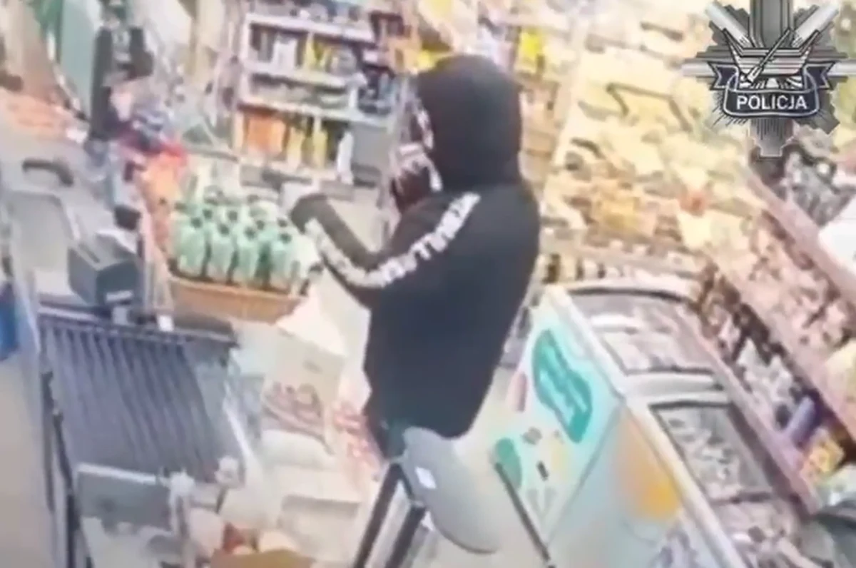 Policjanci z Łodzi zatrzymali dwóch mężczyzn podejrzanych o dokonanie rozboju z użyciem broni palnej w jednym ze sklepów na Łodzi. Sprawcy grozili ciężarnej sprzedawczyni i zażądali wydania gotówki. Obaj usłyszeli już zarzuty i zostali tymczasowo aresztowani.