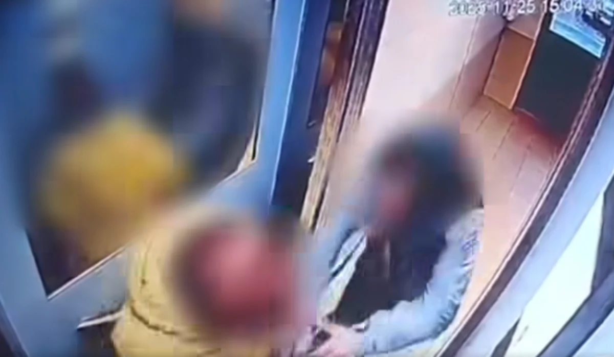 Katowiccy policjanci zatrzymali 37-letniego mężczyznę podejrzanego o dwa brutalne ataki na starsze kobiety. W krótkim czasie dopuścił się rozboju oraz kradzieży zuchwałej, atakując seniorki na ulicach miasta. Sąd zdecydował o jego tymczasowym aresztowaniu na trzy miesiące.