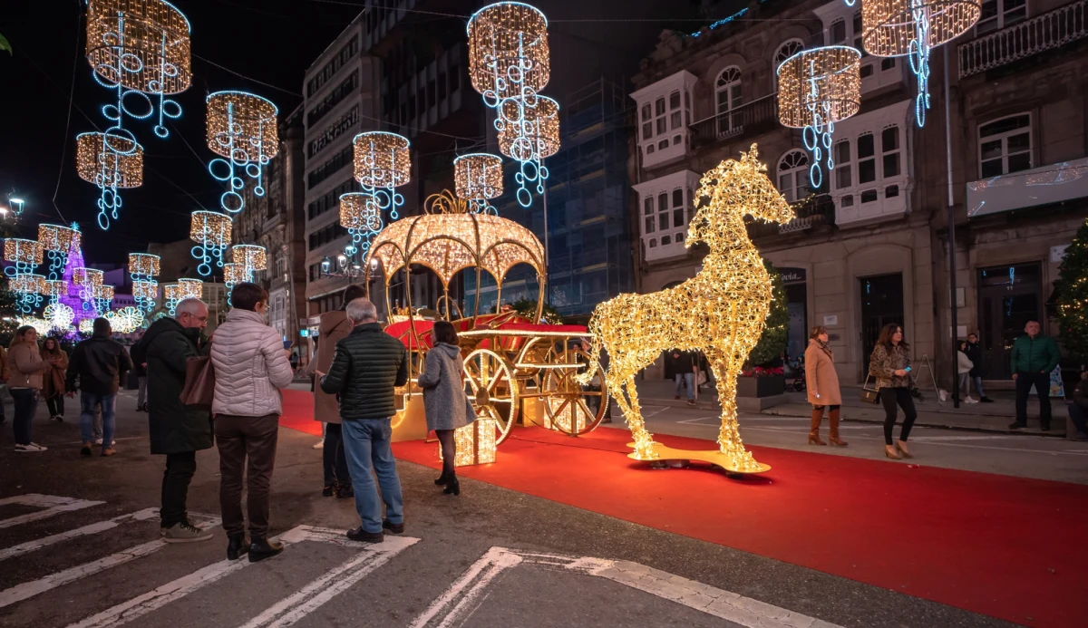 Vigo, portowe miasto w północno-zachodniej Hiszpanii, po raz kolejny pretenduje do miana stolicy świątecznych iluminacji. Choć widowiskowe dekoracje przyciągają nawet miliony turystów, część mieszkańców otwarcie krytykuje skalę przedsięwzięcia.