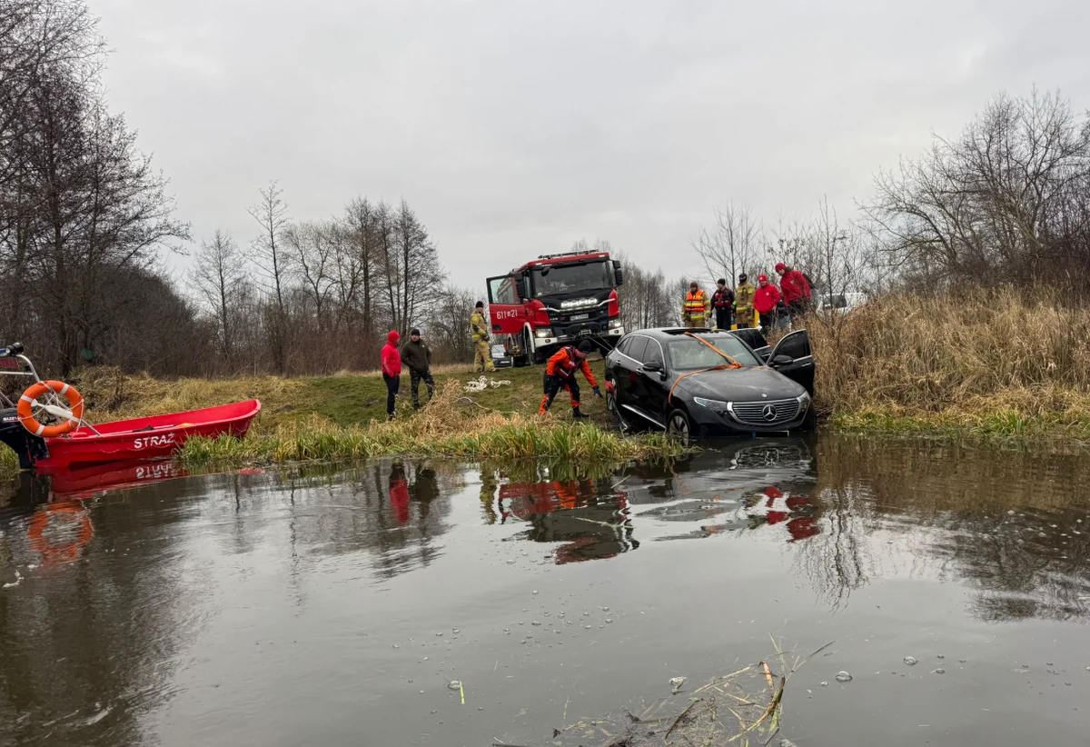 Nietypowa interwencja strażaków w powiecie pułtuskim. Z rzeki Narew wydobyto elektrycznego mercedesa, który stoczył się do wody. Akcja była wyjątkowo trudna ze względu na niedostępny teren i silny nurt rzeki.
