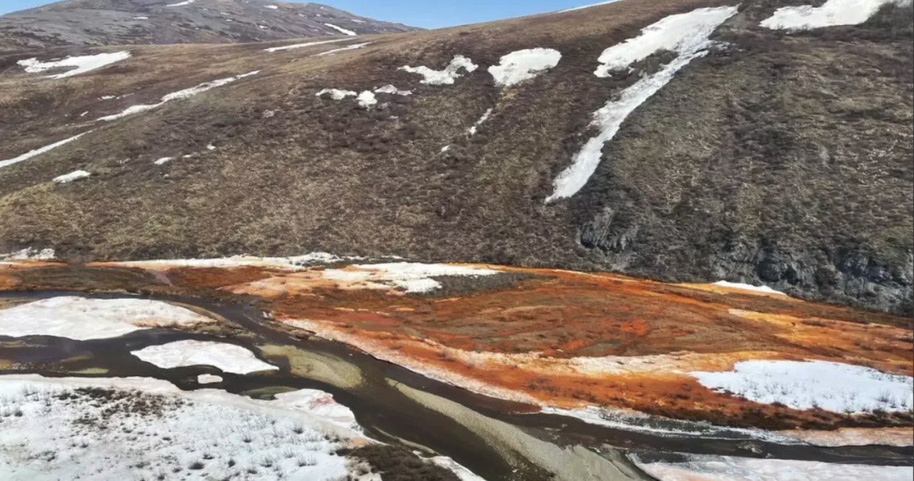 Zmiany klimatu na Alasce. Rzeki pomarańczowe przez rozmarzającą zmarzlinę Zmiany klimatu na Alasce. Rzeki pomarańczowe przez rozmarzającą zmarzlinę